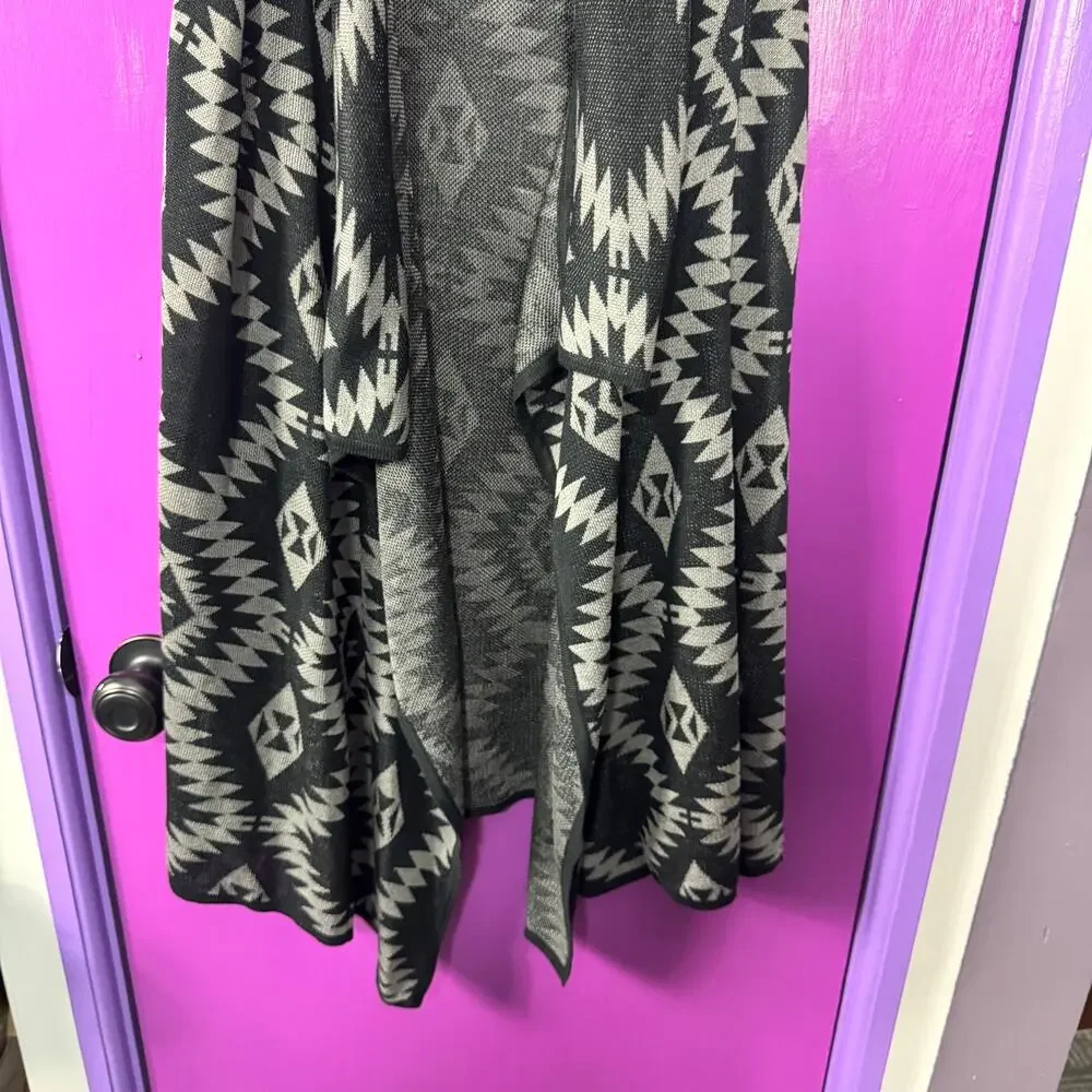 Charming Charlie Black Gray Aztec Print Open Front Vest Cardigan Sleeveless M